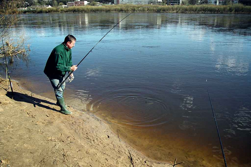 Kaip žvejui sutaupyti pinigų ir nesušalti rankų 