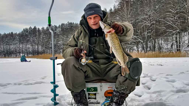 Pirmledžio lydekos. Apie siauras eketes, slidų ledą ir raudonus sparnus Pirmledžio lydekos. Apie siauras eketes, slidų ledą ir raudonus sparnus