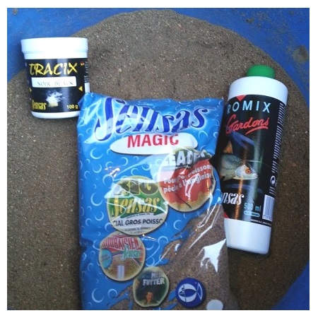 1 pakelis SENSAS Magic ir 1 pakelis SENSAS River, 4 kilogramai upinio molio ir visa tai sudrėkinu kuojiniu „aromiksu“. Šiek tiek juodos spalvos dažų ir jaukas paruoštas. 1 pakelis SENSAS Magic ir 1 pakelis SENSAS River, 4 kilogramai upinio molio ir visa tai sudrėkinu kuojiniu „aromiksu“. Šiek tiek juodos spalvos dažų ir jaukas paruoštas.