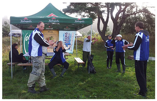 Klubo pirmininkas telefonu perduoda Jonui Klinkevičiui sveikinimus gimtadienio proga