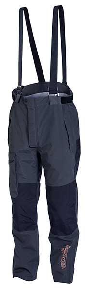 Kostiumo Norfin Pro Dry Gray kelnių liemuo, kurio lygį palaiko nusegamos petnešos, priglunda prie kūno, o žemiau esanti dalis ne šiaip praplatėja, o turi tokį kontūrą ir apimtį, kad prisėdant liemens netrauktų žemyn