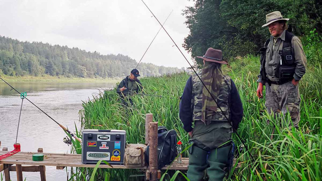 Už ragų ir... į krantą Už ragų ir... į krantą