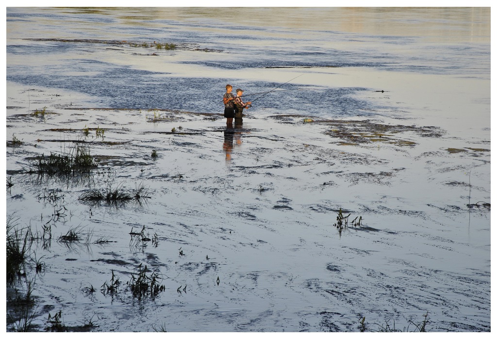 Kita karšius vienijantis upėse aspektas – lėta arba vidutinė tėkmė. Nežinau, kaip kas matuoja tėkmę, nes, tarkim, Nemuno viduryje ji gali būti smarkoka, bet turėkite omenyje, kad taip atrodys tik paviršiuje, viduriniuose sluoksniuose, nes palei dugną vandens srauto stiprumas gali būti visai kitoks.