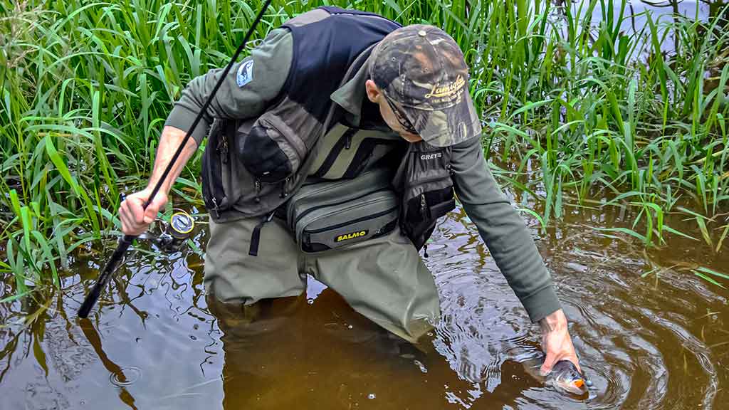 Šliaužte per upės dugną