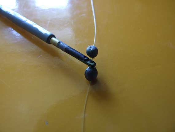 Meškeriojant seklioje vietoje svarbu, kad karosas nepajustų svarelių masės pasipriešinimo, tačiau užmesti meškerę naudojant 1 g pažymėtą plūdelę dažniausiai beveik neįmanoma, todėl geriausia išeitis – klasikinė waggler plūdė užfiksuota 2 masyvokais svareliais0, o žemiau 10 cm atstumu nuo kabliuko prisegamas tik vienas 0,2-0,3 g svarelis