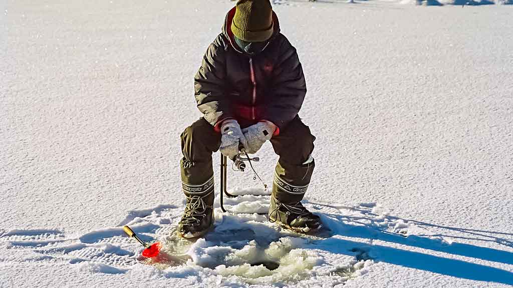 Kuomet vandens telkinius storai padengia sniegas