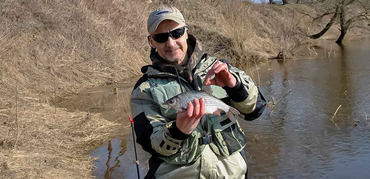 Su plūdine ir dugnine pavasarį. Žvejo ekipuotė Su plūdine ir dugnine pavasarį. Žvejo ekipuotė