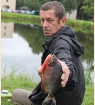 Šilutėje iš tvenkinio, esančio šalia kultūros ir pramogų centro, vyriškis sužvejojo piraniją.  Šilutėje iš tvenkinio, esančio šalia kultūros ir pramogų centro, vyriškis sužvejojo piraniją.