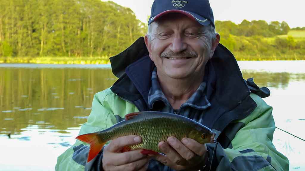 Žuvingas ežeras šalia didžiausio Lietuvos akmens Žuvingas ežeras šalia didžiausio Lietuvos akmens