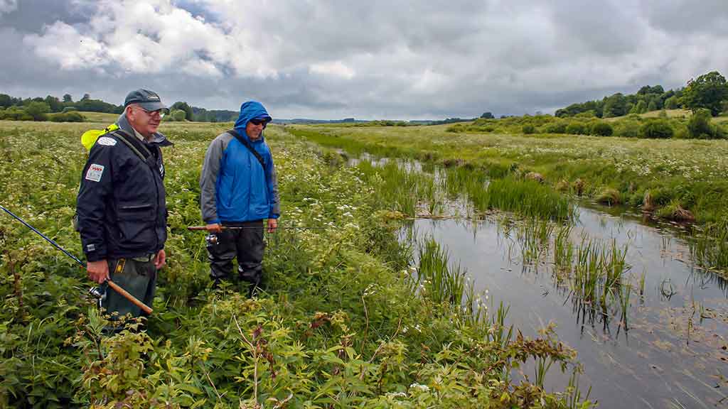Upėtakių gaudymas sukriukėmis. Besibaigiant pavasariui ir vasarą Upėtakių gaudymas sukriukėmis. Besibaigiant pavasariui ir vasarą