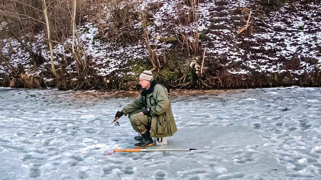 Pirmledžio lydekos. Apie siauras eketes, slidų ledą ir raudonus sparnus Pirmledžio lydekos. Apie siauras eketes, slidų ledą ir raudonus sparnus
